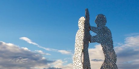 Molecule Men Molecule Men stehen auf der Spree in Berlin