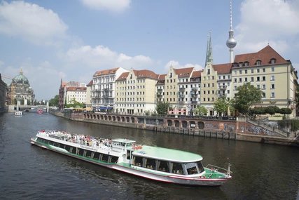 The river Spree flows through Nikolaiviertel Boat trip through Nikolaiviertel