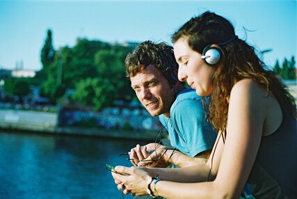 Audio tours Stadt im Ohr. Two user on a bridge in Berlin.