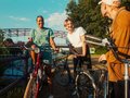 Gruppe mit Fahrrädern am Wasser Kiezkampagne 2024