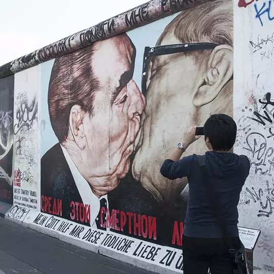 Dimitri Vrubel "Mein Gott hilf mir, diese tödliche Liebe zu überleben" City Circle - Berlin Wall Tour -