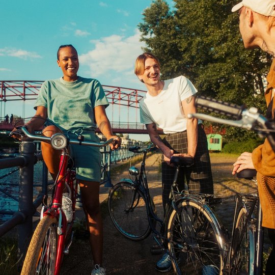 Gruppe mit Fahrrädern am Wasser Kiezkampagne 2024