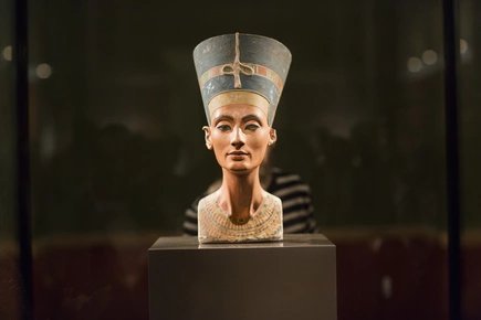 Nofretete im Neuen Museum Der Kopf der Nofretete vor schwarzem Hintergrund im Neuen Museum in Berlin