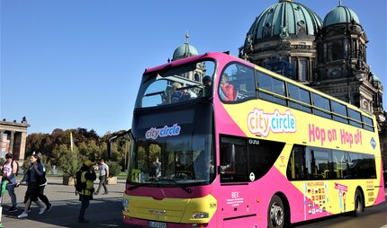 Bus de "Berlin City Circle Sightseeing" devant la cathédrale de Berlin
