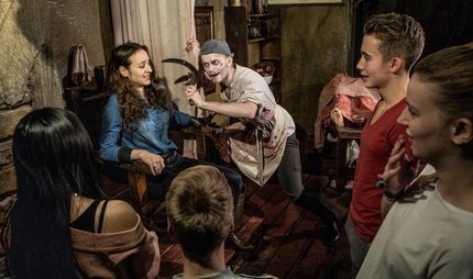 Scholl class visiting Berlin Dungeon Berlin Dungeon in Berlin