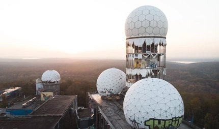 Auf dem Teufelsberg mit Secret Tours Berlin Dach der Abhörstation auf dem Teufelsberg