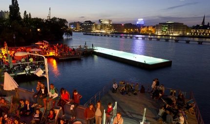 Badeschiff an der Arena Arena Badeschiff