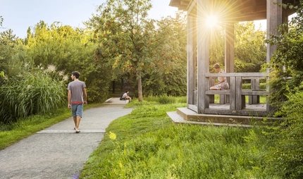 Sommertag im Comenius-Garten  Der Pavillon im Comenius Garten in Berlin