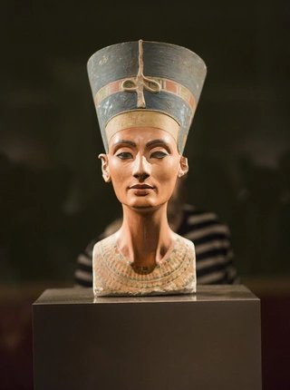 Nofretete im Neuen Museum Der Kopf der Nofretete vor schwarzem Hintergrund im Neuen Museum in Berlin