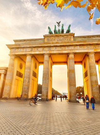 Brandenburger Tor im Herbst Brandenburger Tor mit Quadriga in Berlin in herbstlichem Gegenlicht