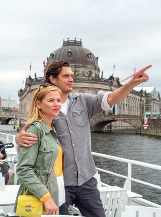 Schiffstour mit der Reederei Winkler in Berlin  Ein Paar auf einer Schiffstour mit der Reederei Winkler in Berlin
