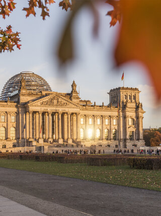 Blick auf den Reichstag im Herbst in Berlin