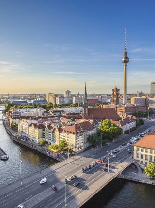 Skyline über Berlin mit Spree Berlin Skyline bei Sonnenuntergang