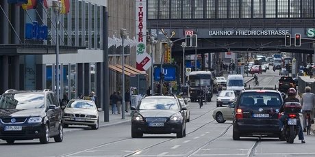 Friedrichstraße mit dem S-Bahnhof Blick in die Friedrichstraße