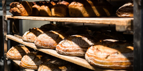 Fertige Brote im Domberger Brot-Werk