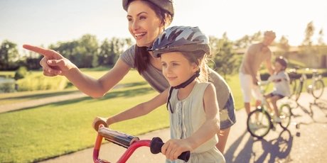 Une mère et sa fille à vélo à Berlin Familles à Berlin - mère et fille à vélo