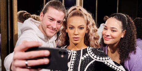 Visitatori con la statua di cera di Beyonce al Madame Tussauds di Berlino