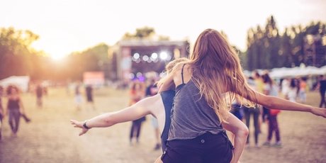 Open Air Festival Besucher feiern auf einem Open Air Festival