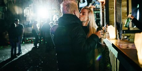 Ausgehen in Berlin: Küssendes Paar  Ausgehen in Berlin: Küssendes Paar