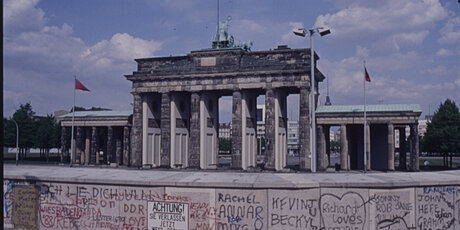 Bemalte Panzermauer und Warnschild vor dem Brandenburger Tor