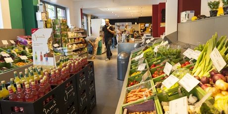 Gemüse und Getränke im Veganz Veganz, Veganer Supermarkt