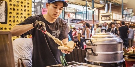 Frisches Streetfood in der Markthalle Neun Streetfood Thursday in der Markthalle Neun
