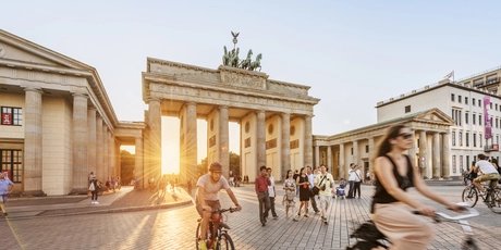 Die beliebte Sehenswürdigkeit - Brandenburger Tor in Berlin Das Brandenburger Tor mit Radfahrern in Berlin