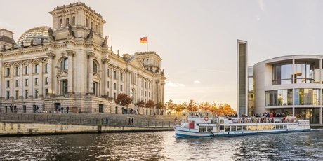 Reichstag in Berlin Sightseeing-Fahrt auf der Spree im Regierungsviertel Berlin-Mitte