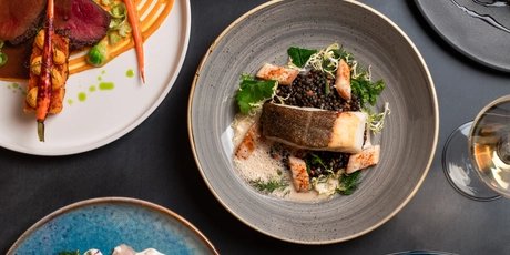 Gerichte im Restaurant Teller mit Fleisch, Fisch und Steak im Gourmet-Restaurant.