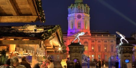 Weihnachtsmarkt am Schloss Charlottenburg  Weihnachtsmarkt vor dem Schloss Charlottenburg in Berlin