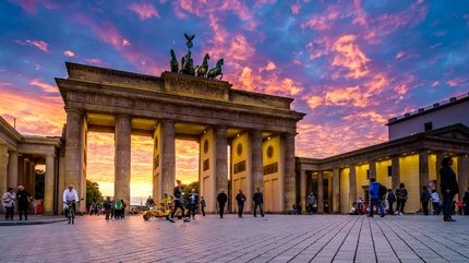 Abendstimmung am Brandenburger Tor  Das Brandenburger Tor heute - Symbol deutscher Geschichte