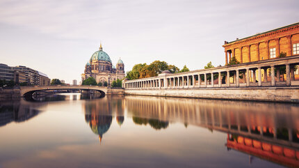 Museumsinsel mit Berliner Dom von der Spree aus gesehen