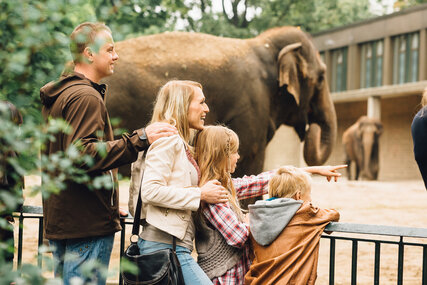 junge Familie besucht den Zoo Berlin