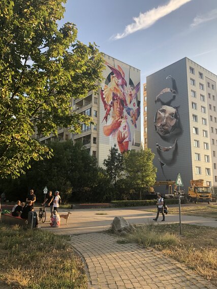 Murals von "Adry del Rocio" und "Akut" in Marzahn-Hellersdorf