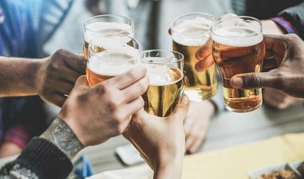 Bier Freunde stoßen im Biergarten an