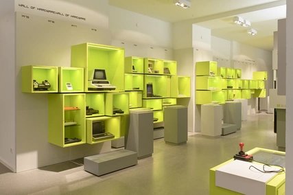 Muro del hardware en el Computerspielemuseum de Berlín Muro del hardware en el Computerspielemuseum de Berlín