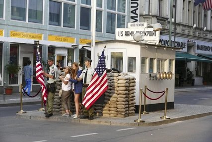 Checkpoint Charlie in Berlin Friedrichstraße Touristen am Checkpoint Charlie in Berlin Friedrichstraße
