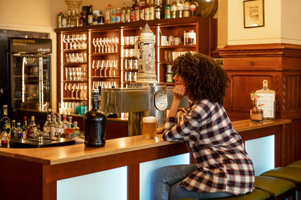 Eine junge Frau im Ratkeller der Brauerei Friedrichshagen