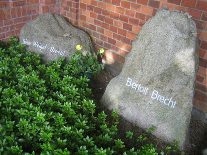 Grabmahl Bertolt Brecht und Helene Weigel-Brecht 