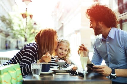 Familie im Cafe Sommer Familie im Cafe Sommer