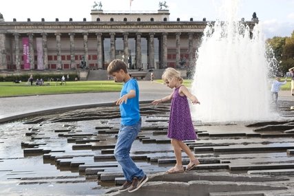 Kinder beim Spielen auf der Museumsinsel Kinder beim Spielen auf der Museumsinsel im Sommer in Berlin