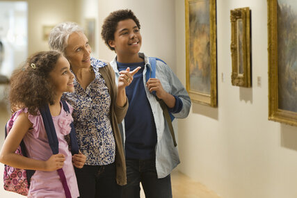 Familie im Museum