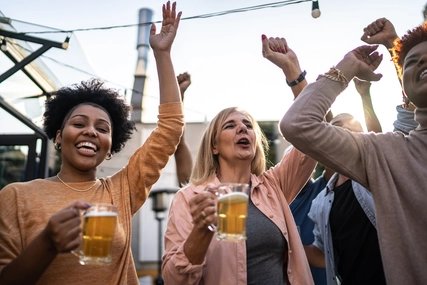 Freunde feiern in einer Bar