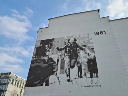 Aufnahme "Sprung" von Peter Leibing an der Gedenkstätte Berliner Mauer