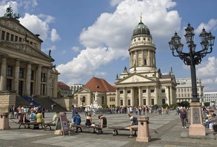 Konzerthaus y Französischer Dom Konzerthaus y Französischer Dom en el Gendarmenmarkt de Berlín
