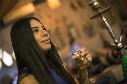 Junge Frau trinkt Tee