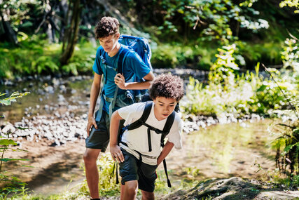 Wandern am Wasser entlang