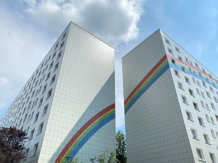 Street Art: Regenbogen Mural in der Herzbergstraße