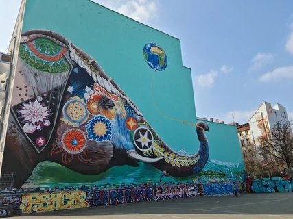 Street Art in Berlin: Elephant with world balloon by Jadore Tong Street Art in Berlin: Elephant with world balloon by Jadore Tong