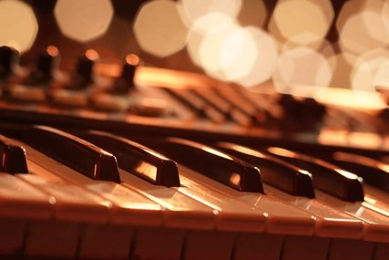 Piano Klaviertasten mit goldenem Bokeh